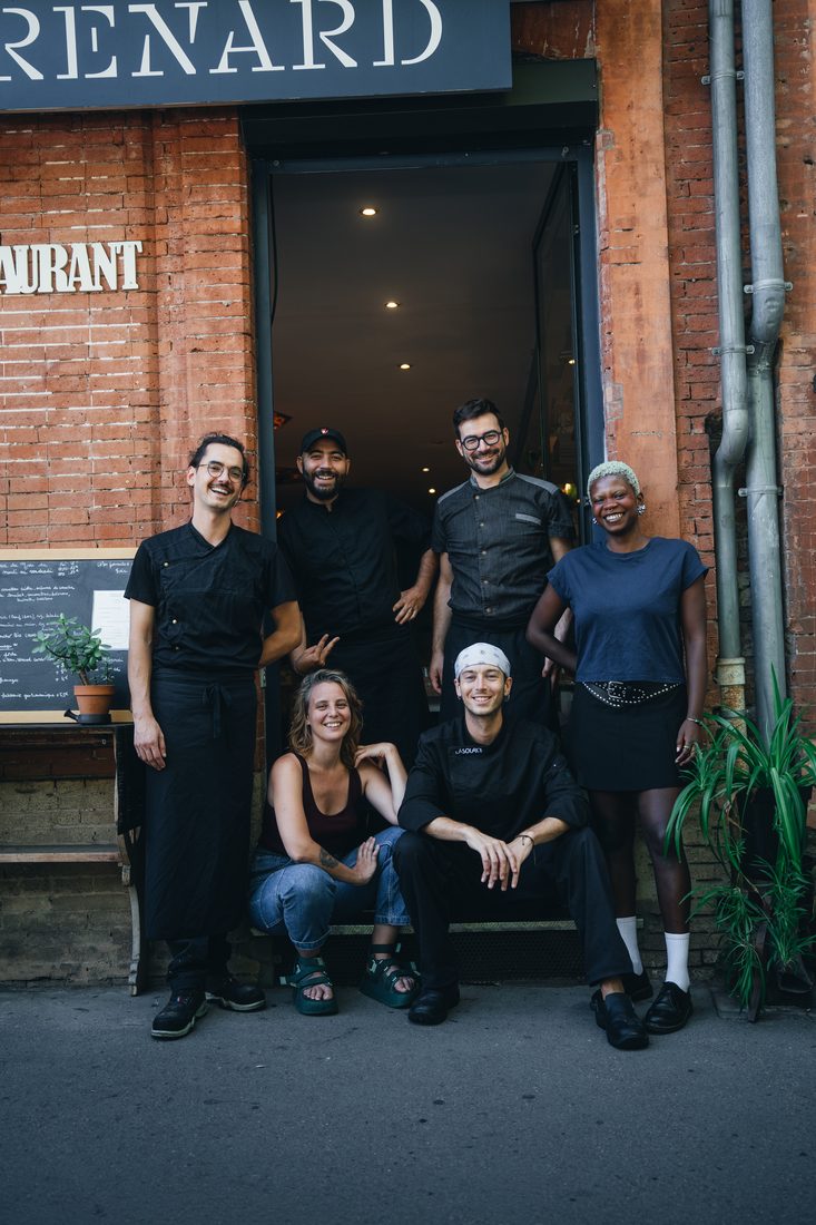 L'équipe d'un restaurant toulousain devant la devanture Le Renard