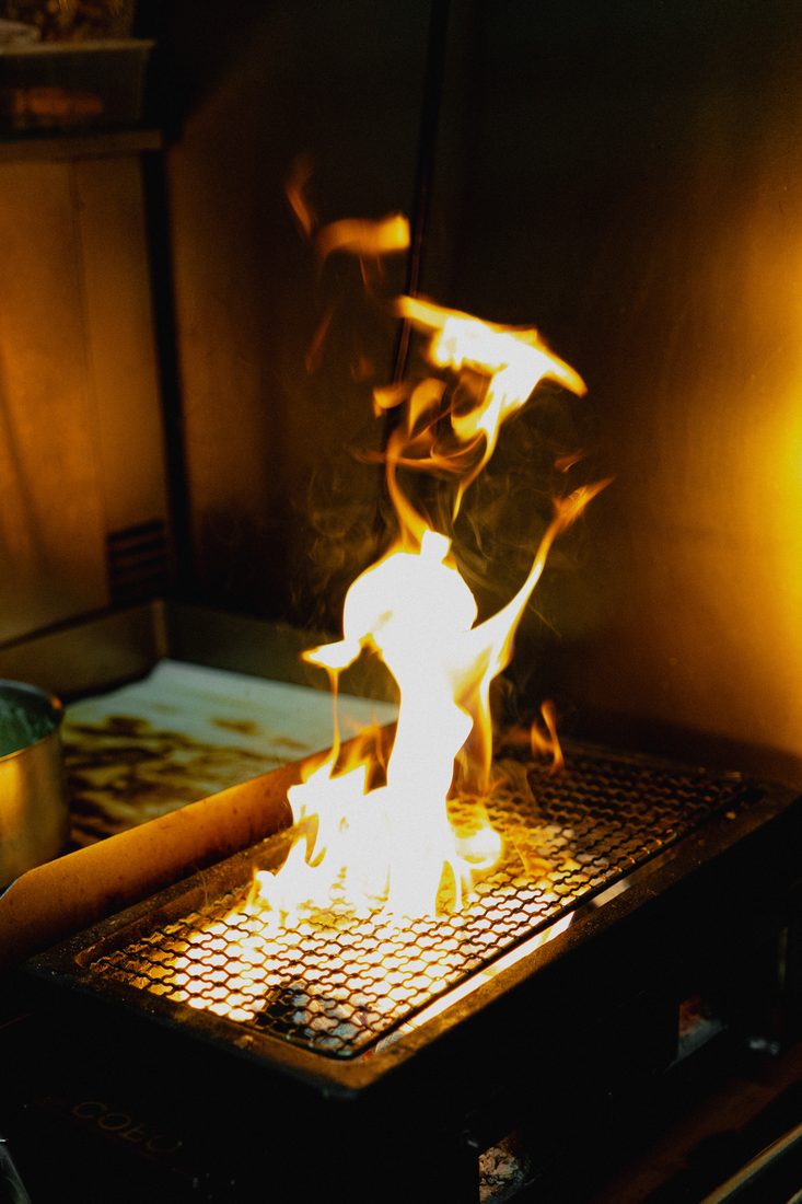 Cuisson au feu en cuisine, flammes sur le grill d'un restaurant à Toulouse