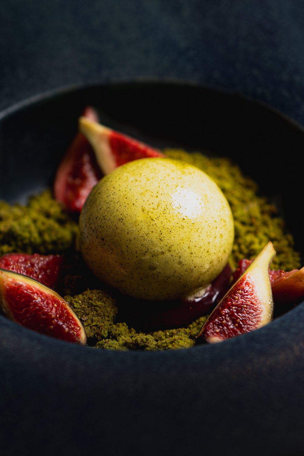 Dessert au matcha et figues fraîches, photographié pour un restaurant à Toulouse par Vincent Couzinet