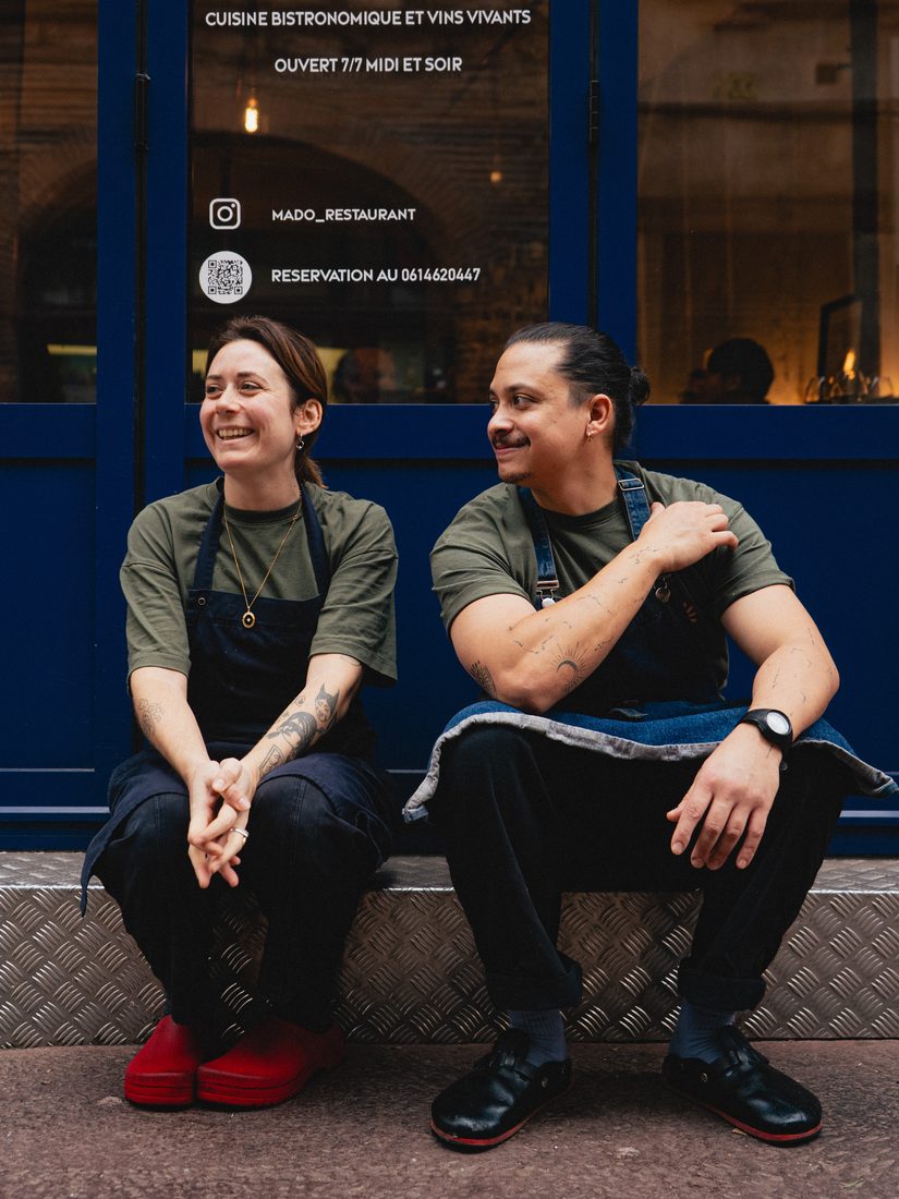 L'équipe d'un restaurant toulousain devant la devanture, portrait convivial