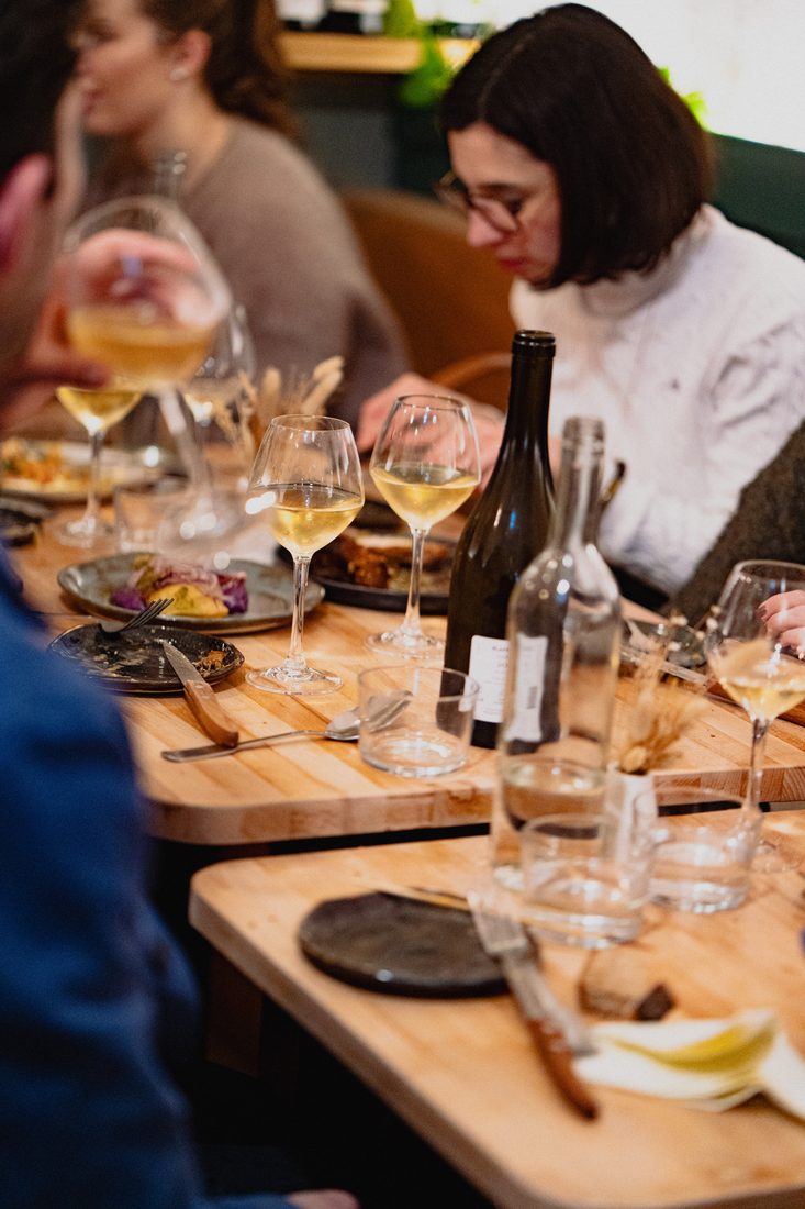 Table dressée avec verres et vins nature dans un restaurant à Toulouse