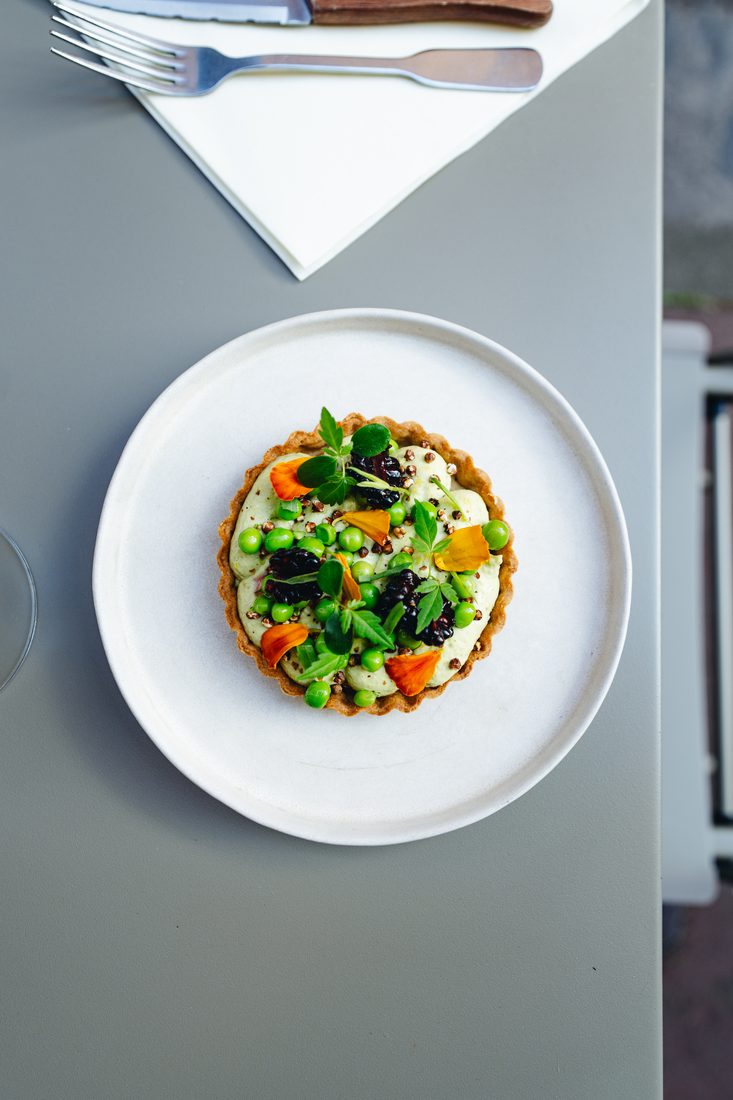 Assiette dressée aux petits pois, mûres et fleurs comestibles, restaurant à Toulouse