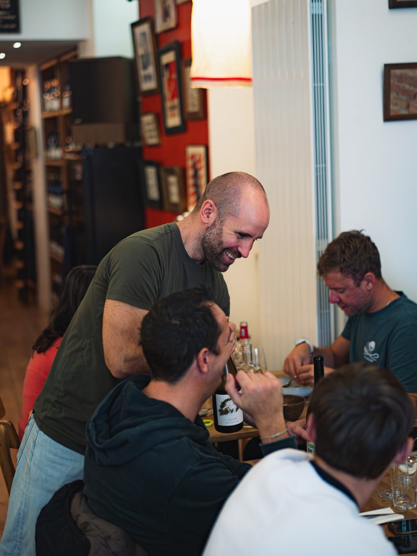 Service en salle, échange convivial avec les clients d'un restaurant à Toulouse